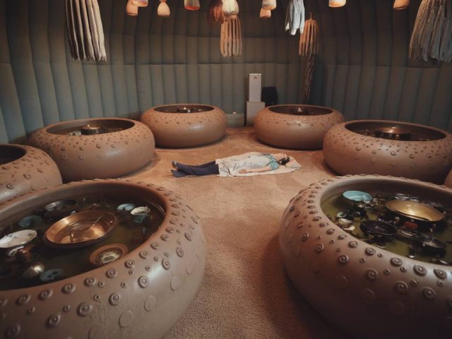 "Les bienfaits du bain sonore sur la relaxation et la réduction du stress"